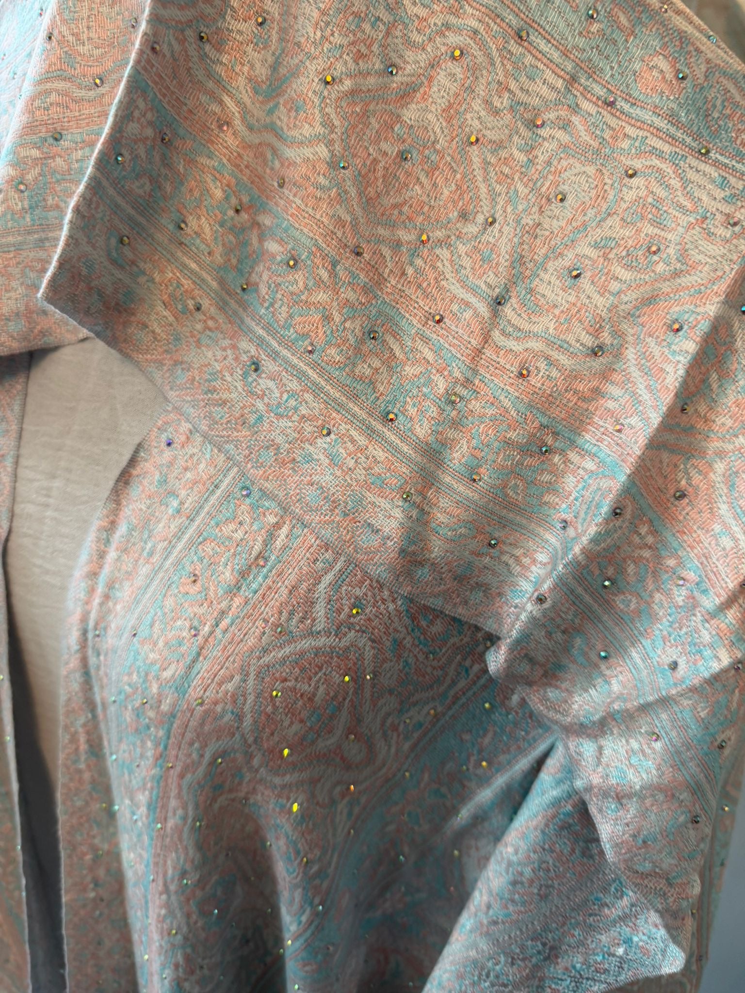 PASHMINA - Elegant Paisley Patterned Shawl with Intricate Embellishments for Stylish Wear