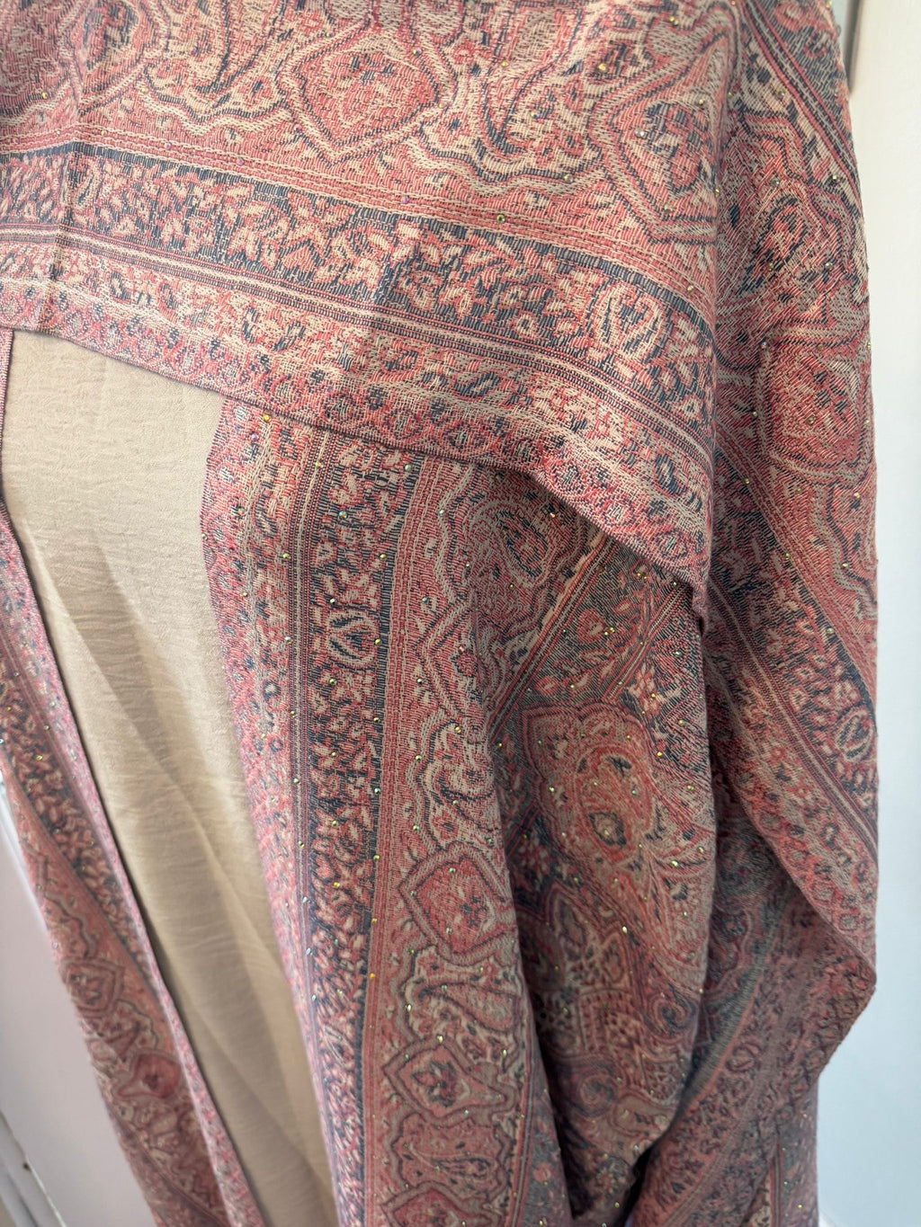 PASHMINA - Elegant Traditional Design with Intricate Patterns and Rich Colors for Stylish Wear