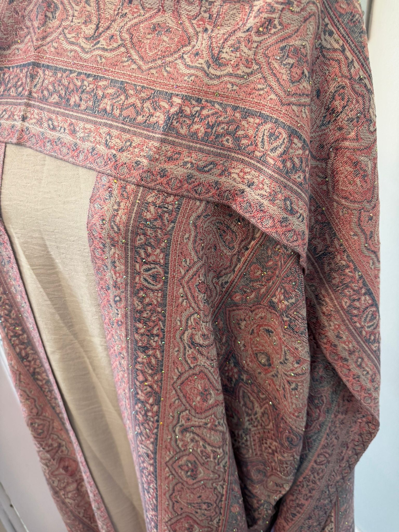PASHMINA - Elegant Traditional Design with Intricate Patterns and Rich Colors for Stylish Wear