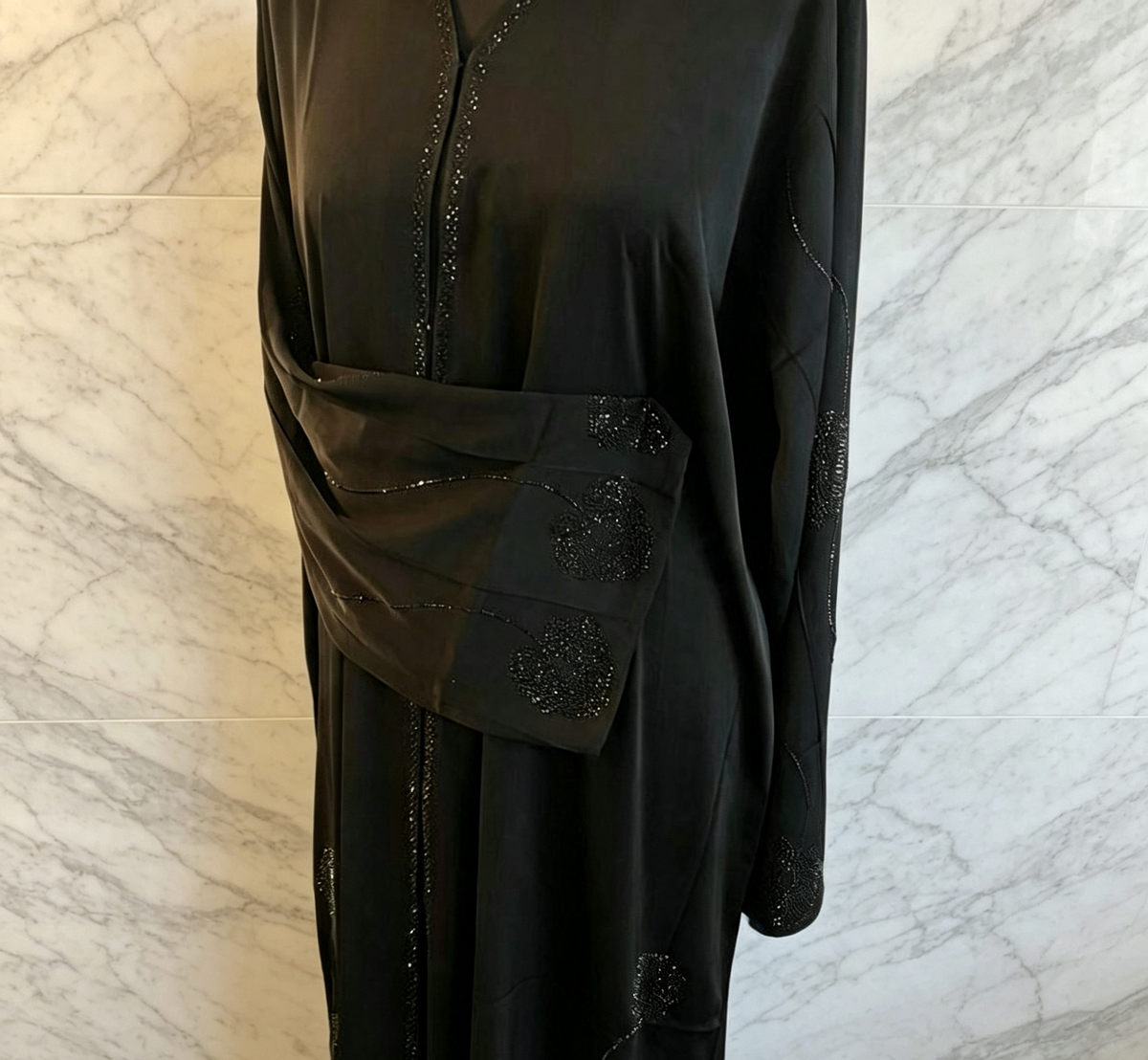 CLASSY BLACK ABAYA WITH SPARKLING DETAIL AND ELEGANT DESIGN